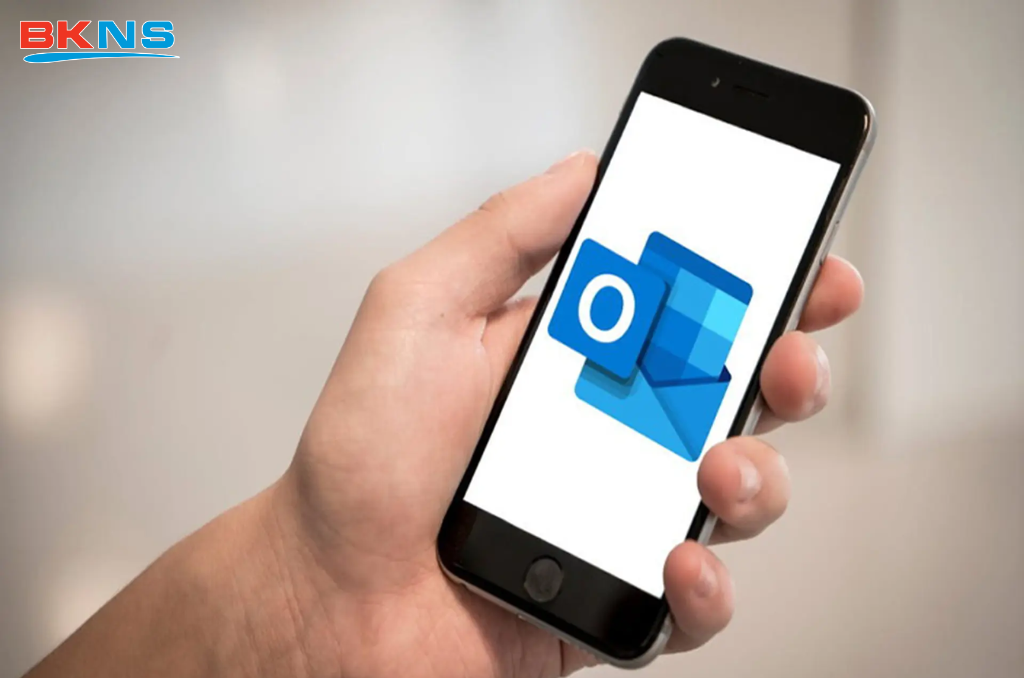 Có thể cài đặt Outlook trên cả điện thoại và laptop